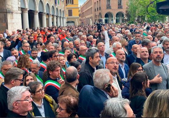Cesena, auto scagliata follemente contro i passanti a Modena: il presidente del Consiglio Rossini alla manifestazione