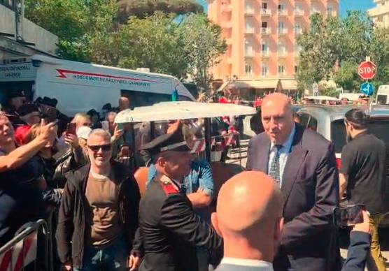 Rimini. “Viva il ministro!” “No, viva l’Arma dei carabinieri!”. VIDEO