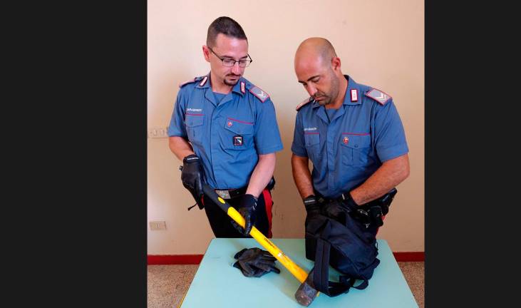 Massa Lombarda, folle fuga a 160 all’ora, poi esce dall’auto e minaccia i Carabinieri con un grosso martello: 40enne arrestato