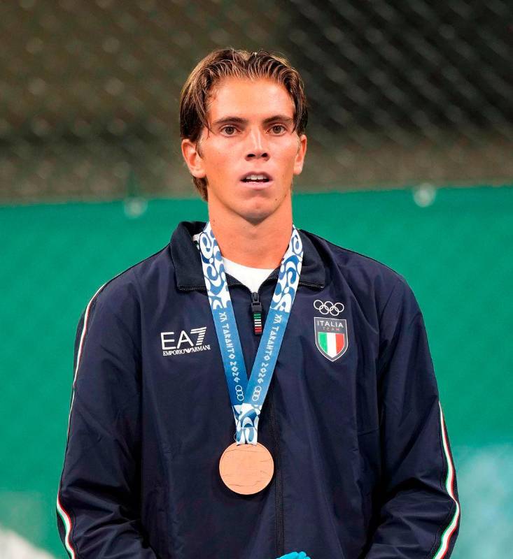 Carlo Alberto Caniato con il bronzo conquistato ai Giochi del Mediterraneo