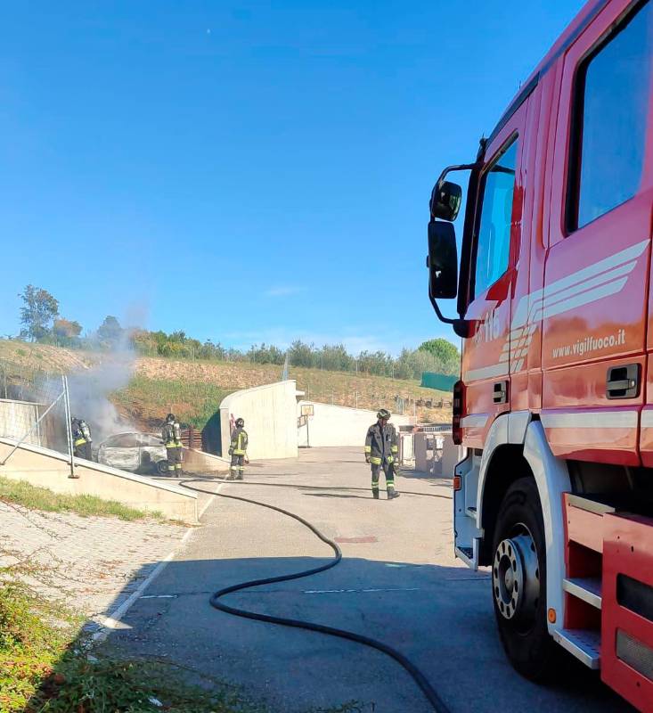 Cesena, scoppia la batteria: auto elettrica in fiamme a Borello