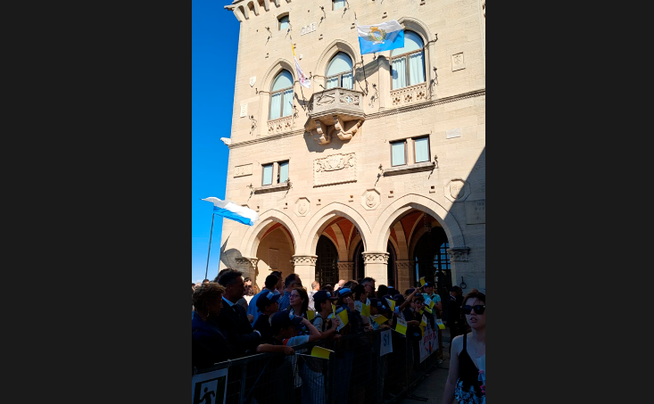 Papa Leone a San Marino firma il libro degli ospiti, una folla sul Titano per salutarlo