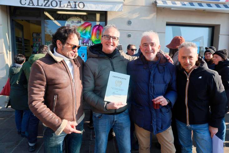 Cesena, il calzolaio del Ponte Vecchio festeggia 40 anni di bottega, tra scarpe da riparare e chiacchiere sul Cesena Calcio