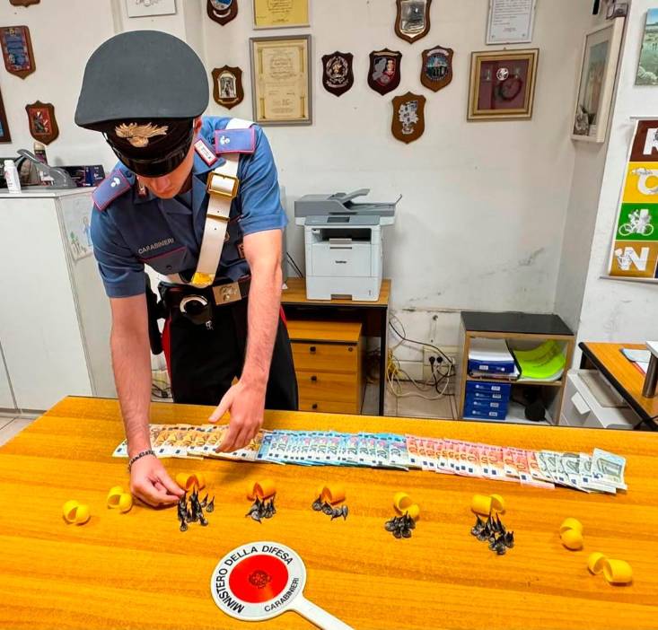 Cattolica, colto sul fatto mentre spaccia cocaina: 25enne arrestato