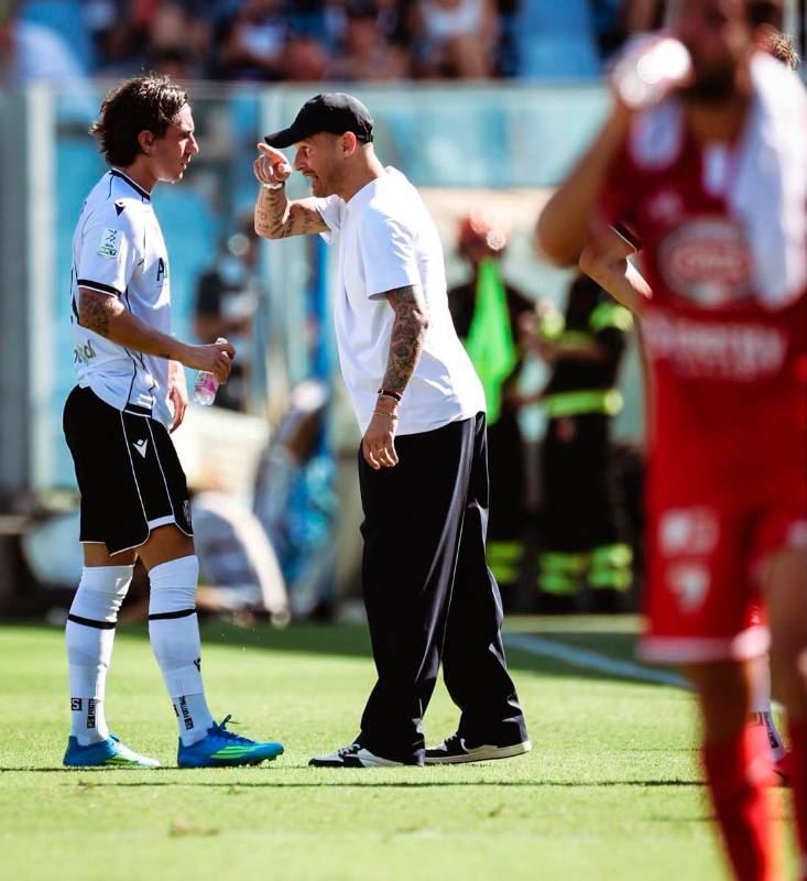 Il tecnico bianconero Alessandro Diamanti dà le sue indicazioni ad Antonio Fiori (foto Zanotti)