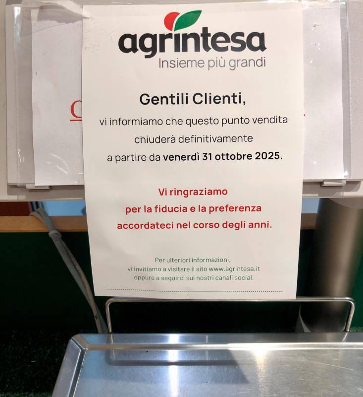 Il cartello che annuncia la chiusura