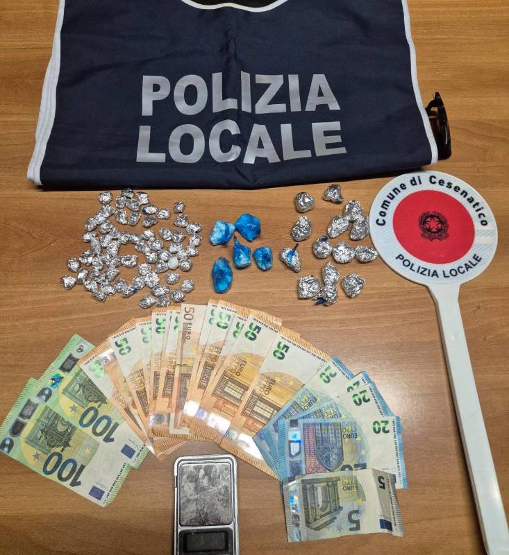 Cesenatico, scoperto mentre spaccia cocaina al bar: 30enne arrestato