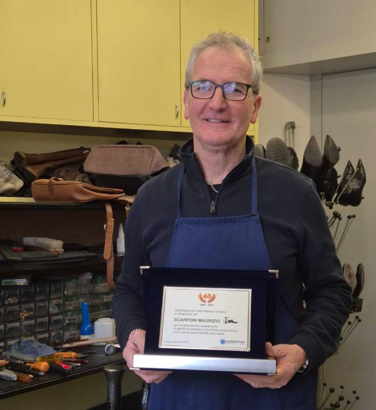 Maurizio Scarponi, storico calzolaio del Ponte Vecchio a Cesena