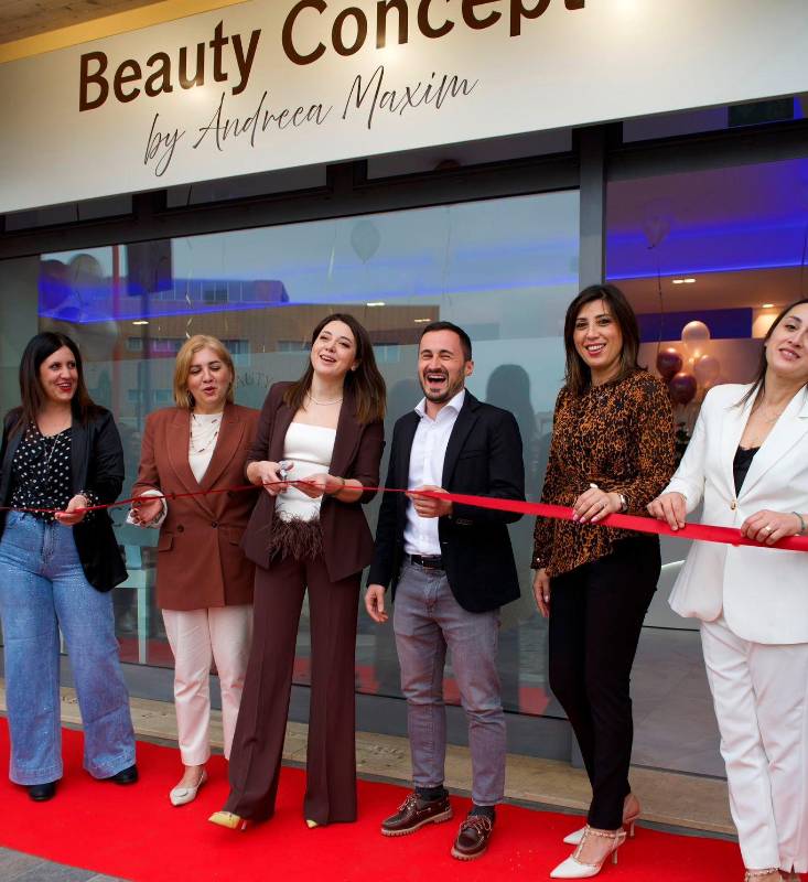Il taglio del nastro del nuovo centro di estetica con la titolare e l’assessore Lorenzo Plumari