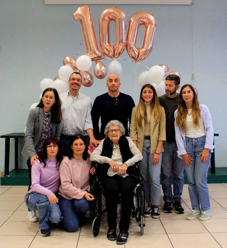 Riccione, tanti auguri Iole: la storica bagnina ha compiuto 100 anni