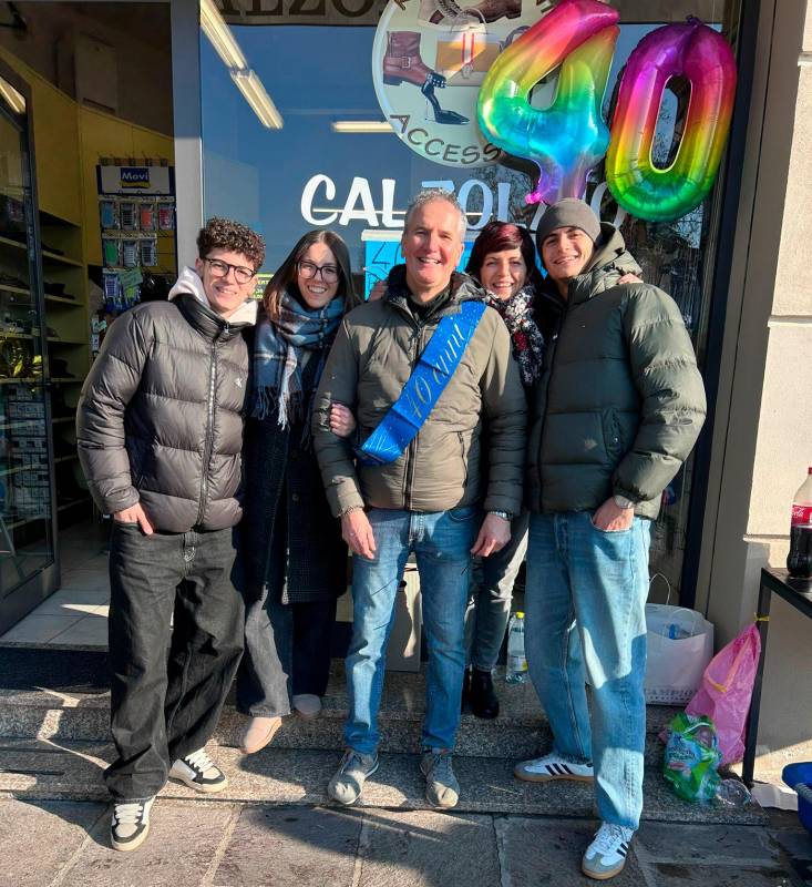 Cesena, il calzolaio del Ponte Vecchio festeggia 40 anni di bottega, tra scarpe da riparare e chiacchiere sul Cesena Calcio