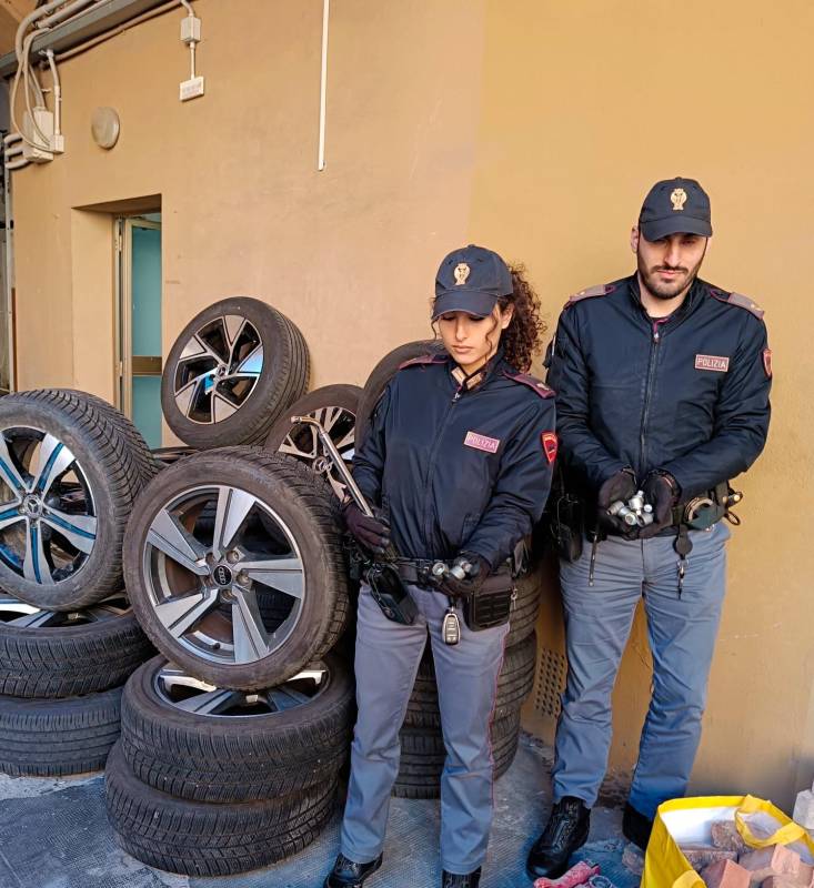 La polizia di Imola con le gomme recuperate