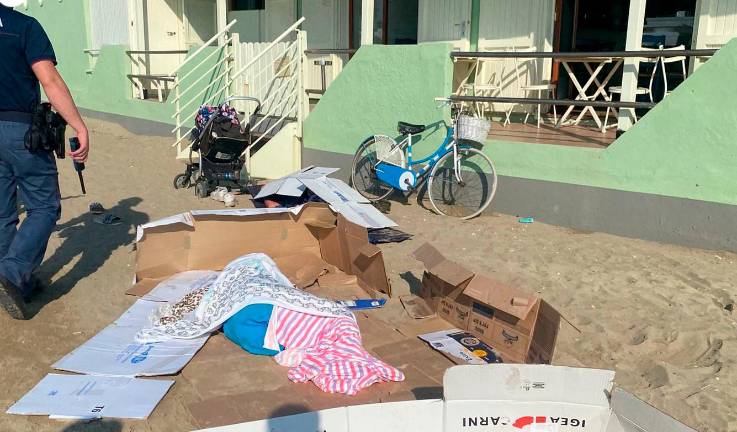 Cesenatico, per Ferragosto vogliono campeggiare in spiaggia: nomadi allontanati dalla Polizia