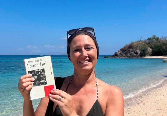 La professoressa Domeniconi con il libro trovato in Indonesia