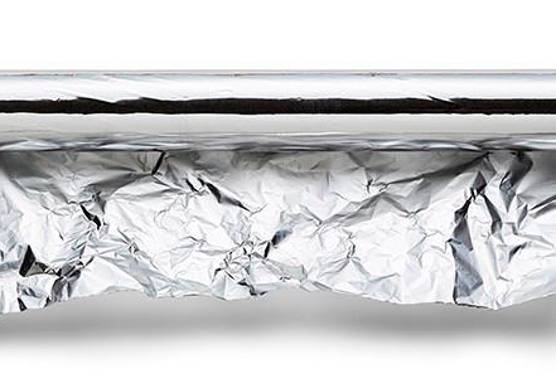 Rimini, avvolge i vestiti nell’alluminio e prova a rubarli alle Befane: colto sul fatto e arrestato