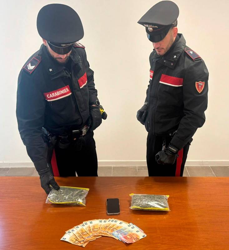 Cesena, sorpreso in auto con quasi due etti di marijuana da spacciare: 32enne arrestato