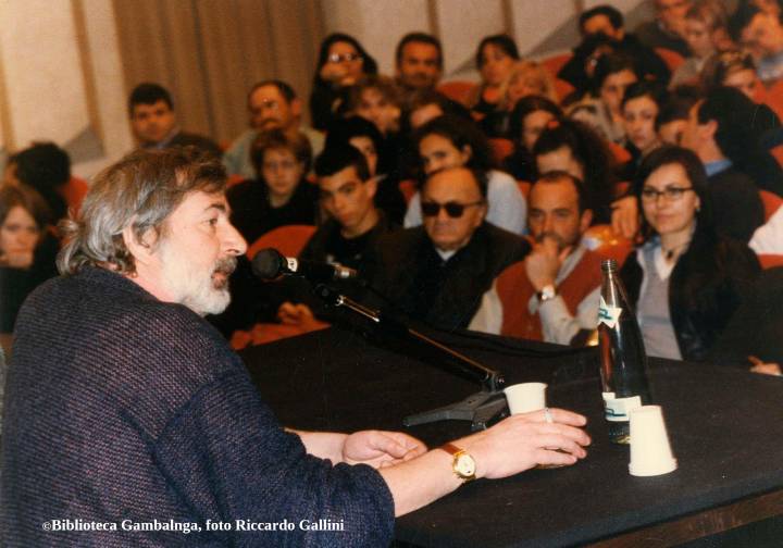 Francesco Guccini al Teatro Novelli di Rimini nel 1997 (Gallini)