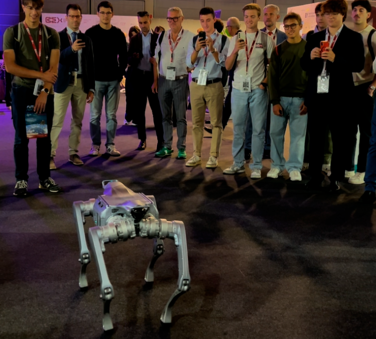 Il salto mortale del cane robot al Bex di Rimini VIDEO