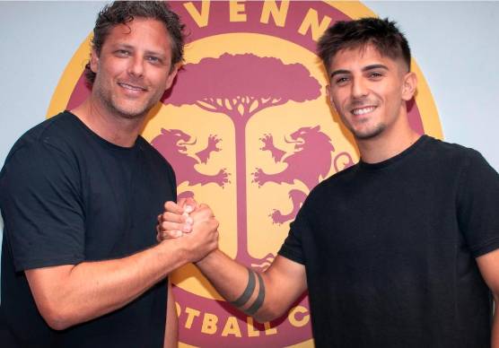 Marcello Orellana Cruz con il direttore sportivo giallorosso Davide Mandorlini