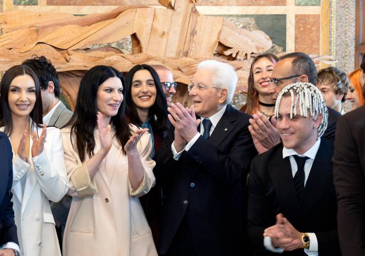 Laura Pausini, Carlo Conti e i cantanti di Sanremo 2026 oggi sono stati ricevuti al Quirinale