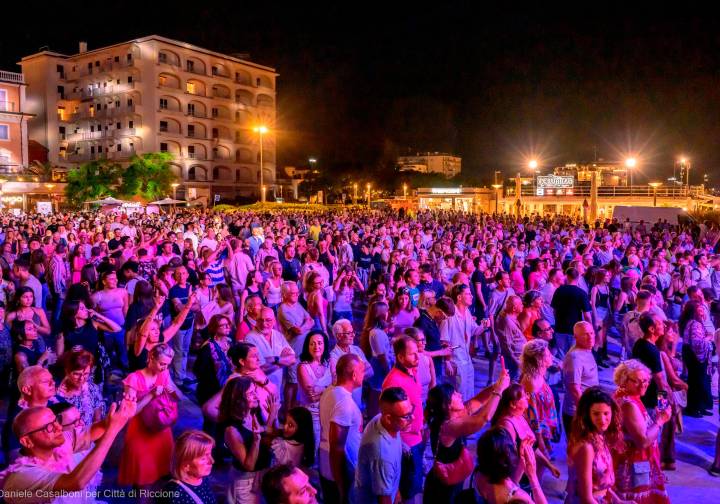 Dopo il divorzio con Linus e Radio Deeejay, Riccione rilancia l’alleanza con Rtl 102.5