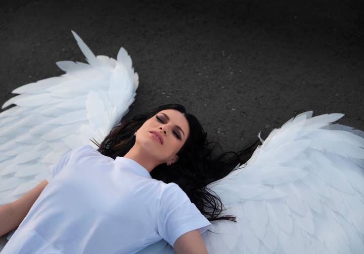 Laura Pausini torna in onda con un brano di Raf: “Siamo soli nell’immenso vuoto che c’è”