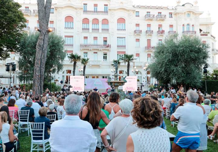 Rimini, torna “La Terrazza della Dolce Vita”: 40 vip al Grand Hotel con Simona Ventura e Giovanni Terzi