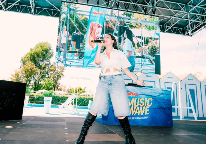 Riccione, da “Amici” all’Aquafan: Angie strappa applausi