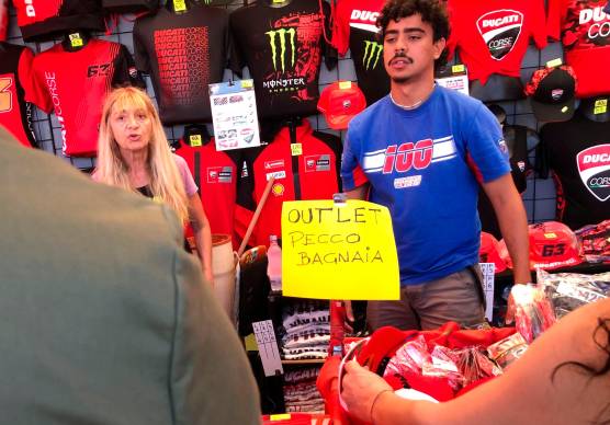 “Outlet Bagnaia”: anche le bancarelle di Misano seguono il mercato piloti