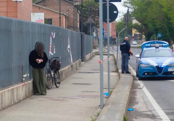 La ragazza 26enne mentre lascia il fiore e il biglietto sul luogo dell’omicidio alla Darsena (Fiorentini)