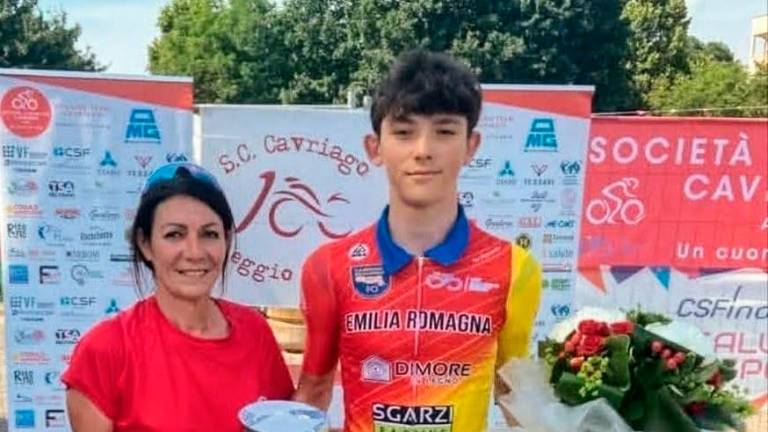 A sinistra la vittoria di Alessandro Bellettini, premiato a destra dalla presidentessa Tagliavini