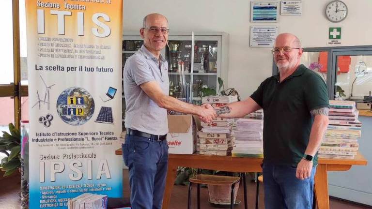 Faenza, dopo 40 anni chiude la sua cartoleria e dona il materiale all'Itip Bucci dopo l'alluvione
