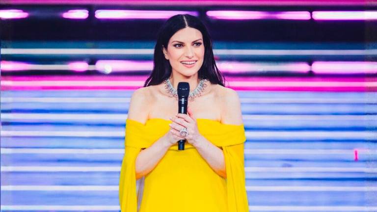 Alberta Ferretti veste Laura Pausini a Sanremo ed è subito “wow!”. E arriva pure Fabio De Luigi / LA GALLERY