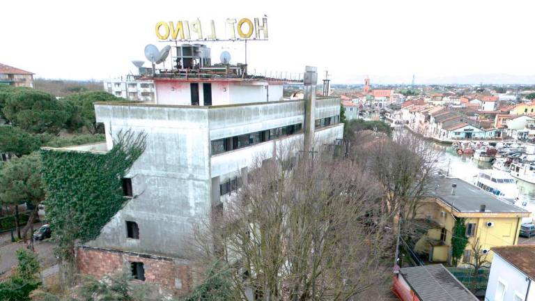 Cesenatico, ex Hotel Pino: via alla demolizione - Gallery