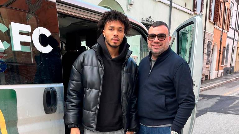 Jalen Blesa e il suo agente La Manna in partenza ieri pomeriggio da Cesena per il Portogallo: oggi sarà annunciato il suo trasferimento al Rio Ave