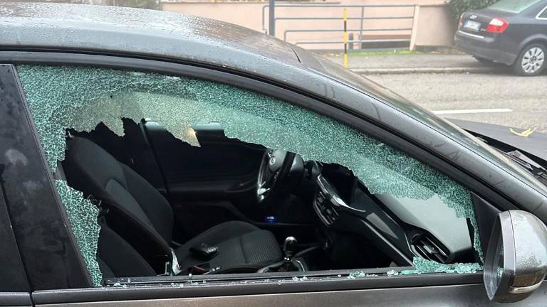 Ravenna, vetri rotti e furto: danneggiate circa 40 auto