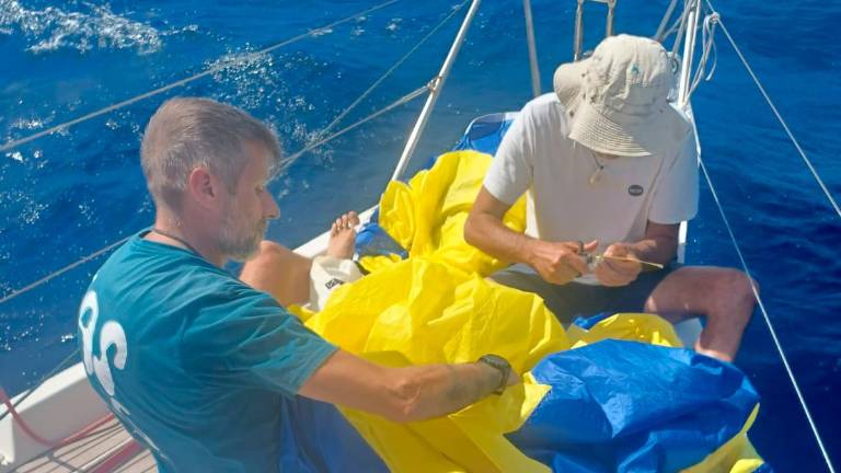 Lavori alle vele a prua