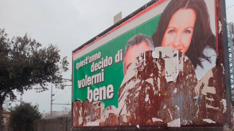 Ravenna, vandalo ottantenne distrugge i manifesti in zona Darsena
