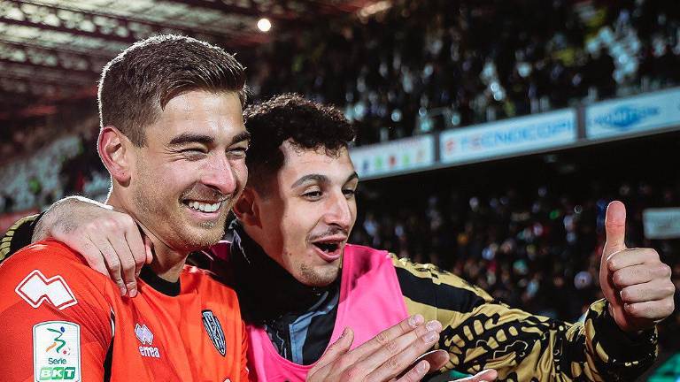 Alessandro Siano festeggia Jonathan Klinsmann al termine di Cesena-Modena 1-0 dell’andata (foto Gianmaria Zanotti)