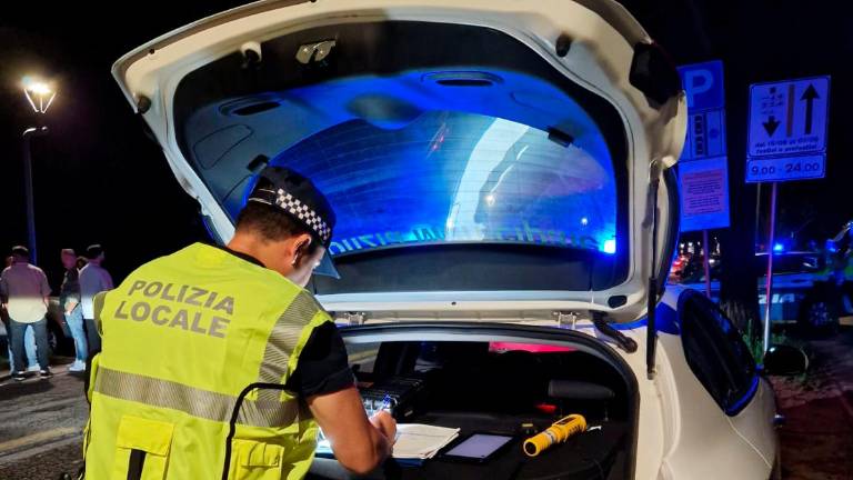 Ravenna, ubriaca fradicia, abbatte la segnaletica e poi si accomoda nell’auto che la soccorre