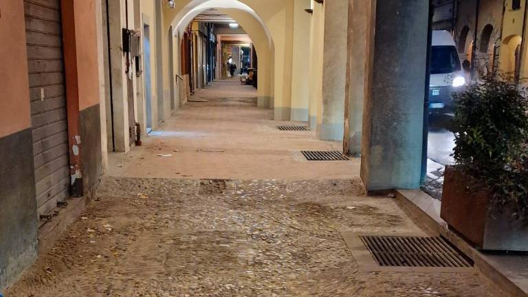 Castel Bolognese, sostituite le lampade sotto i portici