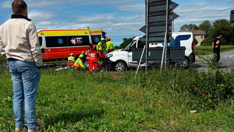 Donna si scontra in bici con un furgone all’incrocio di San Pietro in Campiano. E’ grave al Bufalini