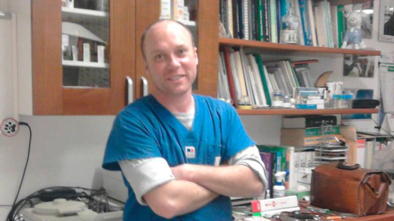 Mauro Guerra nel suo studio veterinario prima della radiazione