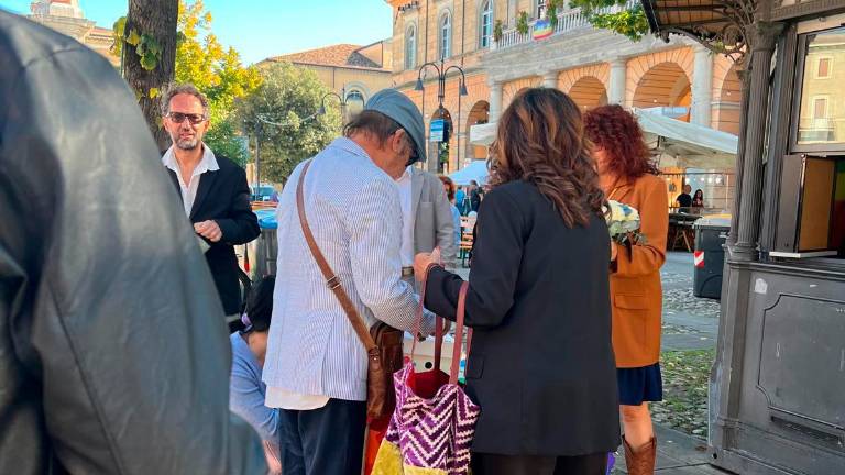A Santarcangelo il “Gazabo”: centinaia di cartoline per Tajani
