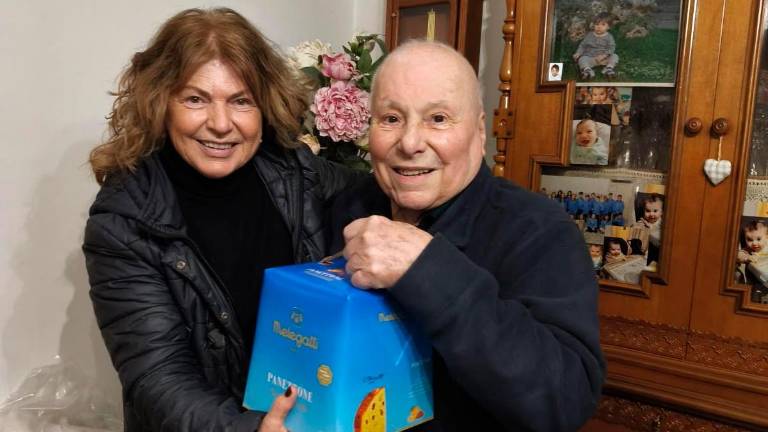 Forlì, il Comitato Romiti consegna panettoni agli anziani del quartiere