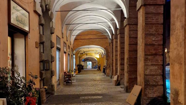 Castel Bolognese, sostituite le lampade sotto i portici