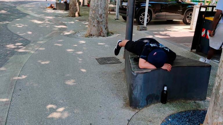 Rimini, “troppi balordi e senzatetto a Miramare”: l’allarme di Pro Loco e Comitato