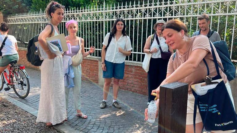 La delegazione del progetto Cool Noons ieri ha attraversato la città nell’orario più caldo misurando le temperature di diverse superfici e documentando il beneficio di alberi e prati