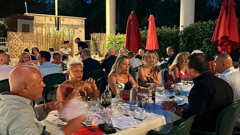 Uno dei tavoli organizzati nel corso della cena, sopra alcuni ospiti