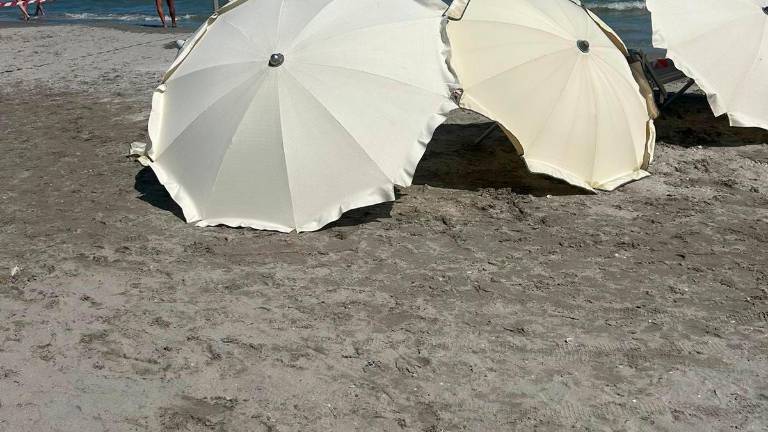 Riccione, 48enne ha un malore in acqua, chiede aiuto ma muore poco dopo GALLERY